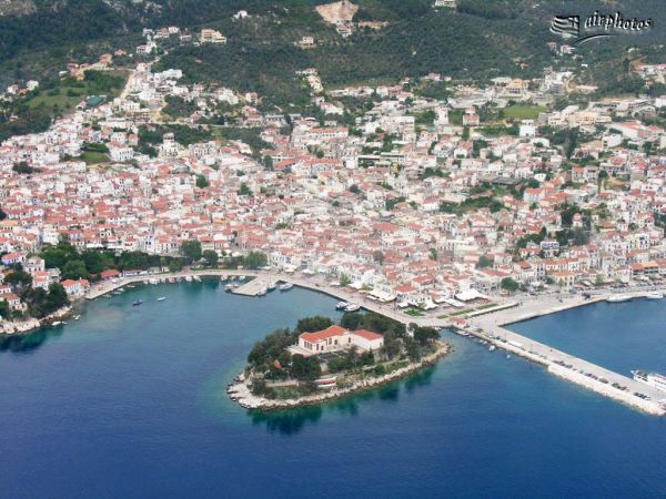 Σκιάθος η θέα από την πόλη και τις γύρω περιοχές